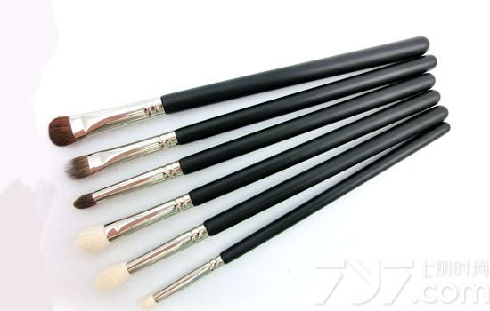 眼影刷哪个牌子好,什么牌子眼影刷好用,哪个牌子的眼影刷好用