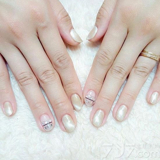 猫眼胶美甲图片,紫色猫眼胶美甲图片,蓝色猫眼胶美甲图片