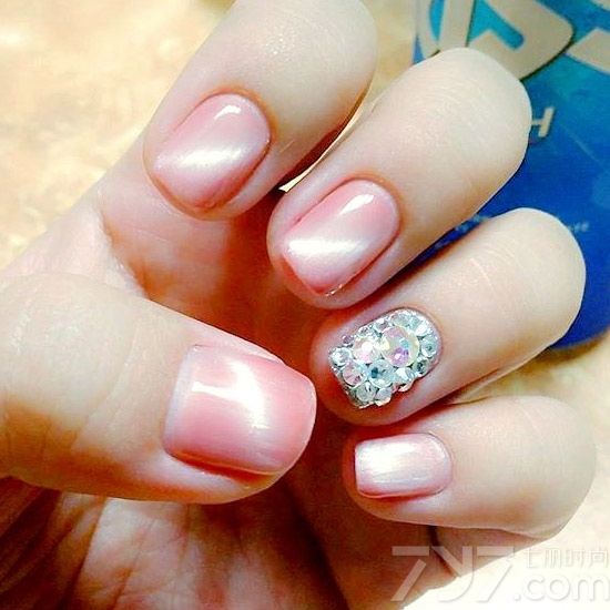 猫眼胶美甲图片,紫色猫眼胶美甲图片,蓝色猫眼胶美甲图片