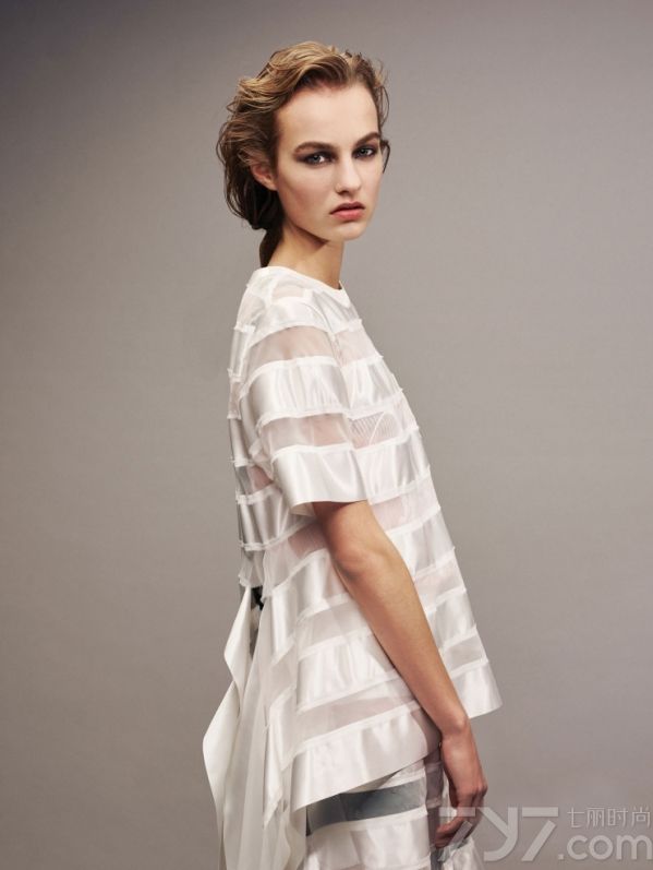 Maartje 
Verhoef是2015秋冬秀场上的一枚名副其实的“秀霸”，其一季共63场的刷脸走秀，让人印象深刻。当然，之前Maartje 
Verhoef也拍摄过许多国际顶尖品牌时尚大片，包括LV，prada在内的顶尖时尚品牌。