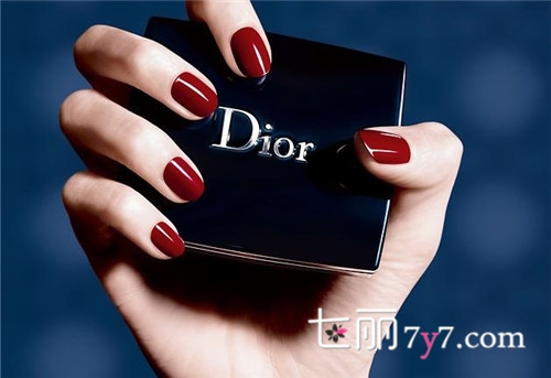 [/page]</p><p style="text-align:center;"><strong><p style="text-align:center;"><img src="https://www.ddzui.com/uploads/2016030106/20160301062357139656.jpg"></p></strong></p><p style="text-align:center;"><strong><a class="sys_label_linker" href="http://www.7y7.com/">迪奥</a>2014秋冬<a class="sys_label_linker" href="http://www.7y7.com/">化妆品</a>广告大片LOOK 1</strong></p><p style="text-align:center;"><br /></p><p style="text-align:center;"><strong><p style="text-align:center;"><img src="https://www.ddzui.com/uploads/2016030106/20160301062357139657.jpg"></p></strong></p><p style="text-align:center;"><strong><span class="sys_label_high_light">迪奥</span>2014秋冬<span class="sys_label_high_light">化妆品</span>广告大片LOOK 2</strong></p><p style="text-align:center;"><strong><p style="text-align:center;"><img src="https://www.ddzui.com/uploads/2016030106/20160301062358139659.jpg"></p></strong></p><p style="text-align:center;"><strong><span class="sys_label_high_light">迪奥</span>2014秋冬<span class="sys_label_high_light">化妆品</span>广告大片LOOK 3</strong></p><p>法国<a class="sys_label_linker" href="http://www.7y7.com/">奢侈品</a>牌<span class="sys_label_high_light">迪奥</span>（Dior）2014秋冬<span class="sys_label_high_light">化妆品</span>广告大片近日曝光，俄罗斯超模萨沙·露丝（Sasha Luss）再次成为广告面孔。在镜头下，这位金发美女涂着经典大胆红唇和金属质感烟熏眼妆，魅惑丛生。红色指甲抚面，更添成熟女人味！</p><p><span class="sys_label_high_light">迪奥</span>（Dior）2014秋冬<span class="sys_label_high_light">化妆品</span>广告大片由时尚摄影师Steven Meisel执镜，化妆师Carine Roitfeld造型。</p><p>此前，萨沙·露丝还为<span class="sys_label_high_light">迪奥</span>演绎了Dior Addict系列睫毛膏和香水广告大片。<span class="sys_label_nextpage"><p>[page]