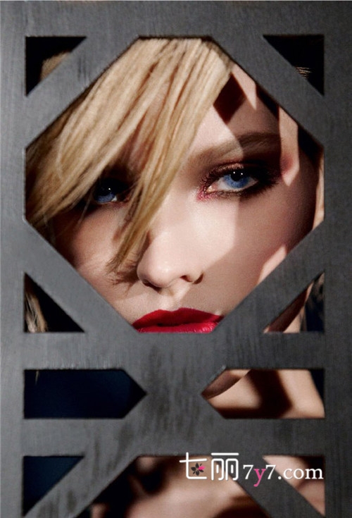 [/page]</p><p style="text-align:center;"><strong><p style="text-align:center;"><img src="https://www.ddzui.com/uploads/2016030106/20160301062357139656.jpg"></p></strong></p><p style="text-align:center;"><strong><a class="sys_label_linker" href="http://www.7y7.com/">迪奥</a>2014秋冬<a class="sys_label_linker" href="http://www.7y7.com/">化妆品</a>广告大片LOOK 1</strong></p><p style="text-align:center;"><br /></p><p style="text-align:center;"><strong><p style="text-align:center;"><img src="https://www.ddzui.com/uploads/2016030106/20160301062357139657.jpg"></p></strong></p><p style="text-align:center;"><strong><span class="sys_label_high_light">迪奥</span>2014秋冬<span class="sys_label_high_light">化妆品</span>广告大片LOOK 2</strong></p><p style="text-align:center;"><strong><p style="text-align:center;"><img src="https://www.ddzui.com/uploads/2016030106/20160301062358139659.jpg"></p></strong></p><p style="text-align:center;"><strong><span class="sys_label_high_light">迪奥</span>2014秋冬<span class="sys_label_high_light">化妆品</span>广告大片LOOK 3</strong></p><p>法国<a class="sys_label_linker" href="http://www.7y7.com/">奢侈品</a>牌<span class="sys_label_high_light">迪奥</span>（Dior）2014秋冬<span class="sys_label_high_light">化妆品</span>广告大片近日曝光，俄罗斯超模萨沙·露丝（Sasha Luss）再次成为广告面孔。在镜头下，这位金发美女涂着经典大胆红唇和金属质感烟熏眼妆，魅惑丛生。红色指甲抚面，更添成熟女人味！</p><p><span class="sys_label_high_light">迪奥</span>（Dior）2014秋冬<span class="sys_label_high_light">化妆品</span>广告大片由时尚摄影师Steven Meisel执镜，化妆师Carine Roitfeld造型。</p><p>此前，萨沙·露丝还为<span class="sys_label_high_light">迪奥</span>演绎了Dior Addict系列睫毛膏和香水广告大片。<span class="sys_label_nextpage"><p>[page]