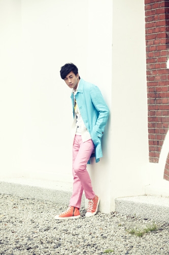 [/page]</p><P><p style="text-align:center;"><img src="https://www.ddzui.com/uploads/2016030106/20160301062412139711.jpg"></p></P>
<P>日前，何润东的一组全新写真大片正式曝光，不惑之年的他一改平常高富帅的气息，以阳光年轻的造型示人。粉蓝色的<A style="BACKGROUND: red" href="http://www.7y7.com/">风衣</A>、粉红色的<A style="BACKGROUND: red" href="http://www.7y7.com/">西装</A>裤再加一双铆钉橙色鞋，何润东用时而微笑、时而沉醉的表情表现出自己的自信，依旧英气逼人。<p>[page]