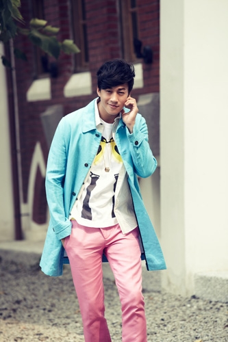 [/page]</p><P><p style="text-align:center;"><img src="https://www.ddzui.com/uploads/2016030106/20160301062412139711.jpg"></p></P>
<P>日前，何润东的一组全新写真大片正式曝光，不惑之年的他一改平常高富帅的气息，以阳光年轻的造型示人。粉蓝色的<A style="BACKGROUND: red" href="http://www.7y7.com/">风衣</A>、粉红色的<A style="BACKGROUND: red" href="http://www.7y7.com/">西装</A>裤再加一双铆钉橙色鞋，何润东用时而微笑、时而沉醉的表情表现出自己的自信，依旧英气逼人。<p>[page]