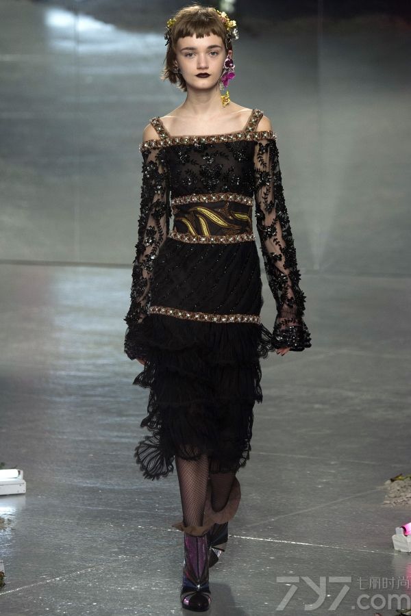  本季rodarte系列，采用了深沉的色调和妆容，与皮草和薄纱结合，演绎出冷酷高贵的哥特女郎形象。