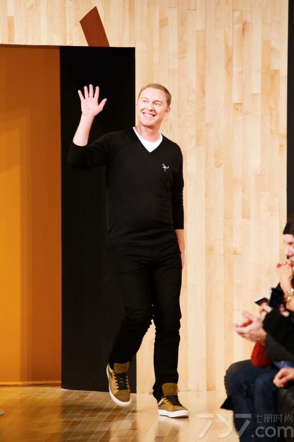 Coach本次大秀引入了像碎花，波点，格纹和充满街头风格的拼贴印章，愈发显得年轻化，此次在面料上软皮革的意识被再次提及，属于Coach灵魂的柔软皮质被服饰和环境完美展现。
</p>
<p>
	在色彩上，更富活力年轻化的色彩和略显Vintage的复古款式让这场“篮球赛”活力生动，软皮革的种种启迪透视出一种单纯的美学维度，高饱和的强烈对比，或蓝或红的极致情节“爱憎”分明，玩趣的图案或是拼接风格，美式休闲感彰显了纽约与生俱来的精神。
</p>
