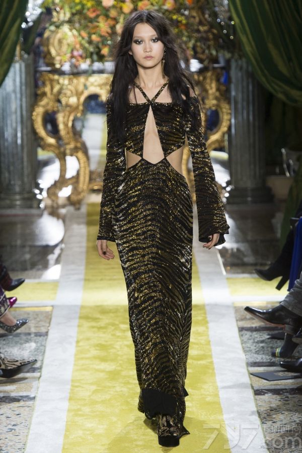 本季Roberto cavalli系类，在诠释宫廷风上，Peter 
Dundas运用了天鹅绒、绸缎面料与华丽刺绣等塑造精致感，在延续品牌野性基因的一面，则使用了永恒的主题动物纹，比如豹纹、虎纹、蟒蛇纹等等，将野性与正统的宫廷风和谐美感变得惊彩可能。