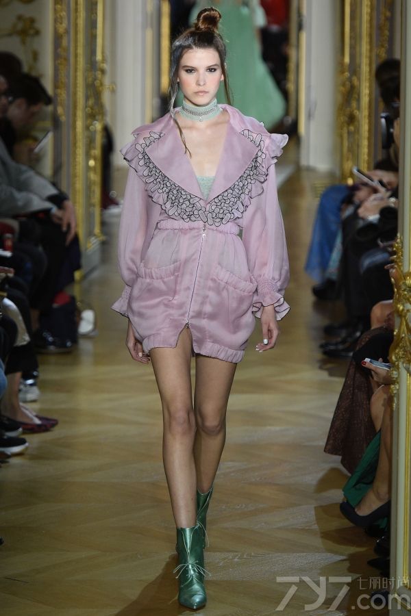 设计师ULyana Sergeenko一直怀揣着一个名媛梦，而设计风格也是一直将名媛范进行到底，意料之中的是品牌一发布就收到了各界的好评，这也坚定了她继续着反骨未清的倔强。2016年的春夏高定秀依旧以19世纪蜂腰，抹胸，大裙摆来表现优雅复古艺术，并且大肆运用斜剪裁手法和诸多叛逆元素，来彰显名媛的傲娇一面。