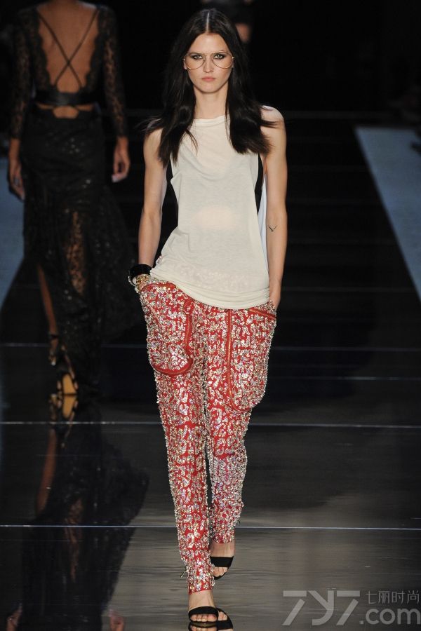 本季的Alexandre Vauthier高订秀服装以黑白灰红等色调为主，用薄纱面料，和大方前卫的斜剪裁手法贯穿其中，将女人身体的性感诠释得淋漓尽致。