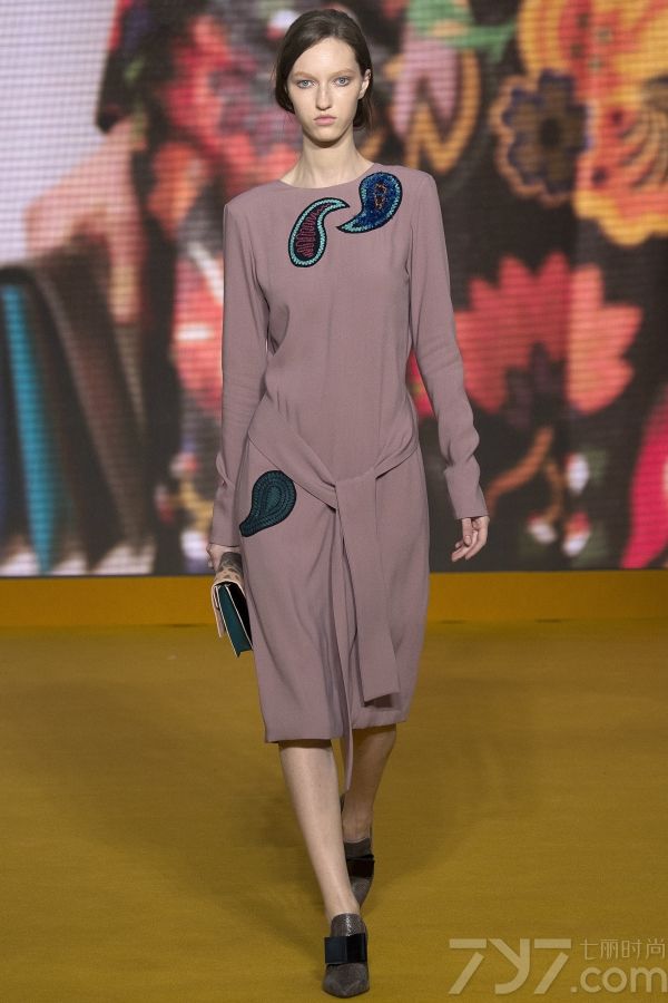 本季paul smith 2016秋冬系列，依旧延续独立女性的品牌形象，将标志的亮色与条纹元素保留，而更多的引用到趣味的花图案，将俏皮感和内心戏来了一次有高度的结合。无论是佩里斯花纹还是橙黄色点缀，都为大女人的气质中添加小女人的俏皮感。