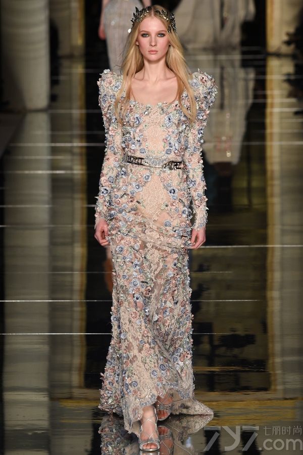 Zuhair 
Murad2016春夏巴黎高订秀，设计大量运用薄纱质和粉嫩色彩打造出仙气十足的美裙，并且将透视和蓬裙摆完美结合，呈现出清新可人又不失性感的梦幻美裙。