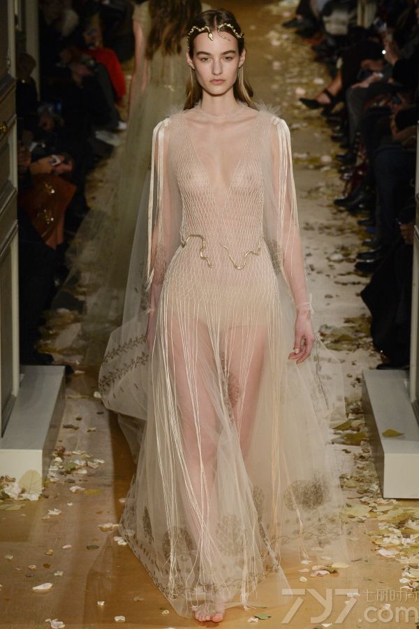 本季Valentino春夏高定秀以似虚似实的轻盈薄纱长裙贯穿整场古典神话大秀。而设计灵感则来自于对拜占庭时期的服装文化感悟，吸取崇尚女性那种无束缚的自由，和本真的体态美，利用薄纱的轻盈线条勾勒出女性身体的优美动感。