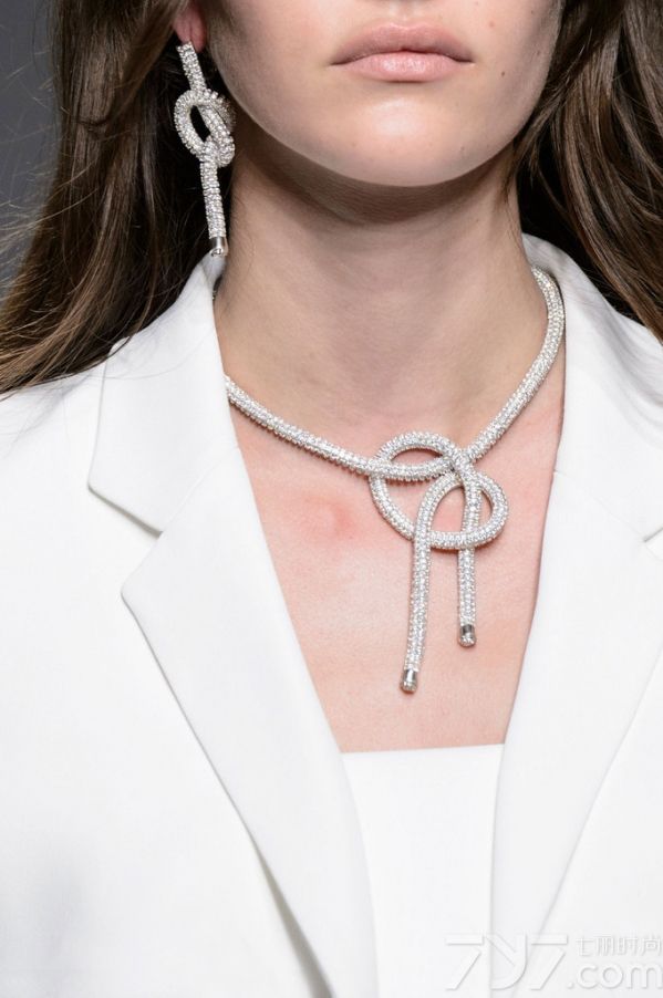 
    </p>
    <p>
    <strong>LOOK1 Atelier Versace秀场珠宝细节(仿水晶软管 图1~3)</strong>
    </p>
    <p>
    Versace这次搭配合理运用了捆绑设计，无论
    是衣服，鞋子还是搭配配饰上都体现了这一简洁形象的元素细节，这种软管项链或耳环以交叉系扣的形式呈现，内部缀有小巧精致的透明仿水晶，展现出立体感的闪
    亮效果，很像Swarovski之前推出的尼龙渔网珠宝，尽显独特般的华丽。
    </p>
    <p>
    <strong>LOOK2 Christian Dior秀场珠宝细节(身体链 图4~6)</strong>
    </p>
    <p>
    去年夏天，&ldquo;身体链&rdquo;可谓火到没朋友，听说磨人的性感妖精都用它绑出诱人的好曲线，优雅秀肉。在今年的Dior高定秀上，再次出现它的身影，让性感魅力继续升级，简洁轻巧却极具魅力，可以当身体链，也可以当长项链来佩戴，修饰出完美的锁骨和肩膀。
    </p>
    <p>
    <strong>LOOK3 Giorgio Armani秀场珠宝细节(仿紫水晶 图7~9)</strong>
    </p>
    <p>
    PANTONE早前公布2016年了流行色静谧蓝和水晶粉，确定了少女系色彩的主要趋势。
    Armani这次的成衣秀则弥漫在一片淡紫色的海洋中清新怡人，仙气十足，粉嫩得不要不要的。
    </p>
    <p>
    <strong>LOOK4 Julien Fournie秀场珠宝细节(宽手镯 图10~12)</strong>
    </p>
    <p>
    oversize首饰一向是街头潮人的最爱，个性夸张的外形，将内心的不羁表露无疑，而今年的高订Julien
    Fournie秀场上，模特们就统一叠戴着宽手镯，有五彩的仿水晶材质，也有酷酷的重金属材质，看起来特有范!
    </p>
    <p>
    <strong>LOOK5 Elie Saab秀场珠宝细节(珍珠银饰 图13~15)</strong>
    </p>
    <p>
    Elie
    Saab常走的路线一直是灵气十足的仙女风，这次也是如此，本次也加入了更多的宫廷贵族感。无论是礼服还是首饰，都有珍珠，镶钻，以及亮片等元素，都显得十分华丽，满足了一把少女们的公主梦，此外银饰的加入，也使得Elie
    Saab多了一点力量感。
    </p>
    <p>
    <strong>LOOK6 Schiaparelli秀场珠宝细节(水果元素胸针 图16~18)</strong>
    </p>
    <p>
    Schiaparelli秀场上将形象化的水果胸针戴在模特身上时，显得颇有时尚趣味，俏皮少女心的画面感即刻浮现。
    </p>
    <p>
    <strong>LOOK7 Ralph &amp; Russo秀场珠宝细节(植物元素 图19~21)</strong>
    </p>
    <p>
    花一直是女人的最爱之一，不管是服装上的印花，刺绣花，或是配饰上的镶嵌花朵和雕花装饰都是品牌争先的设计亮点，所以Ralph &amp;
    Russo就通过花朵元素延伸到植物系列，除了花朵镶钻耳环，树叶等植物系元素在被广泛运用在珠宝设计中。
    </p>
    
