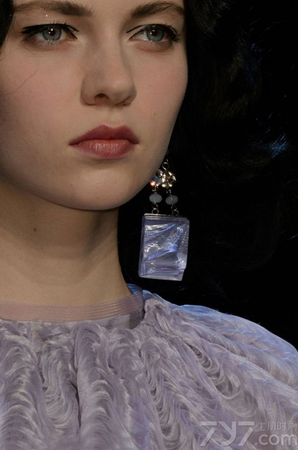 
    </p>
    <p>
    <strong>LOOK1 Atelier Versace秀场珠宝细节(仿水晶软管 图1~3)</strong>
    </p>
    <p>
    Versace这次搭配合理运用了捆绑设计，无论
    是衣服，鞋子还是搭配配饰上都体现了这一简洁形象的元素细节，这种软管项链或耳环以交叉系扣的形式呈现，内部缀有小巧精致的透明仿水晶，展现出立体感的闪
    亮效果，很像Swarovski之前推出的尼龙渔网珠宝，尽显独特般的华丽。
    </p>
    <p>
    <strong>LOOK2 Christian Dior秀场珠宝细节(身体链 图4~6)</strong>
    </p>
    <p>
    去年夏天，&ldquo;身体链&rdquo;可谓火到没朋友，听说磨人的性感妖精都用它绑出诱人的好曲线，优雅秀肉。在今年的Dior高定秀上，再次出现它的身影，让性感魅力继续升级，简洁轻巧却极具魅力，可以当身体链，也可以当长项链来佩戴，修饰出完美的锁骨和肩膀。
    </p>
    <p>
    <strong>LOOK3 Giorgio Armani秀场珠宝细节(仿紫水晶 图7~9)</strong>
    </p>
    <p>
    PANTONE早前公布2016年了流行色静谧蓝和水晶粉，确定了少女系色彩的主要趋势。
    Armani这次的成衣秀则弥漫在一片淡紫色的海洋中清新怡人，仙气十足，粉嫩得不要不要的。
    </p>
    <p>
    <strong>LOOK4 Julien Fournie秀场珠宝细节(宽手镯 图10~12)</strong>
    </p>
    <p>
    oversize首饰一向是街头潮人的最爱，个性夸张的外形，将内心的不羁表露无疑，而今年的高订Julien
    Fournie秀场上，模特们就统一叠戴着宽手镯，有五彩的仿水晶材质，也有酷酷的重金属材质，看起来特有范!
    </p>
    <p>
    <strong>LOOK5 Elie Saab秀场珠宝细节(珍珠银饰 图13~15)</strong>
    </p>
    <p>
    Elie
    Saab常走的路线一直是灵气十足的仙女风，这次也是如此，本次也加入了更多的宫廷贵族感。无论是礼服还是首饰，都有珍珠，镶钻，以及亮片等元素，都显得十分华丽，满足了一把少女们的公主梦，此外银饰的加入，也使得Elie
    Saab多了一点力量感。
    </p>
    <p>
    <strong>LOOK6 Schiaparelli秀场珠宝细节(水果元素胸针 图16~18)</strong>
    </p>
    <p>
    Schiaparelli秀场上将形象化的水果胸针戴在模特身上时，显得颇有时尚趣味，俏皮少女心的画面感即刻浮现。
    </p>
    <p>
    <strong>LOOK7 Ralph &amp; Russo秀场珠宝细节(植物元素 图19~21)</strong>
    </p>
    <p>
    花一直是女人的最爱之一，不管是服装上的印花，刺绣花，或是配饰上的镶嵌花朵和雕花装饰都是品牌争先的设计亮点，所以Ralph &amp;
    Russo就通过花朵元素延伸到植物系列，除了花朵镶钻耳环，树叶等植物系元素在被广泛运用在珠宝设计中。
    </p>
    