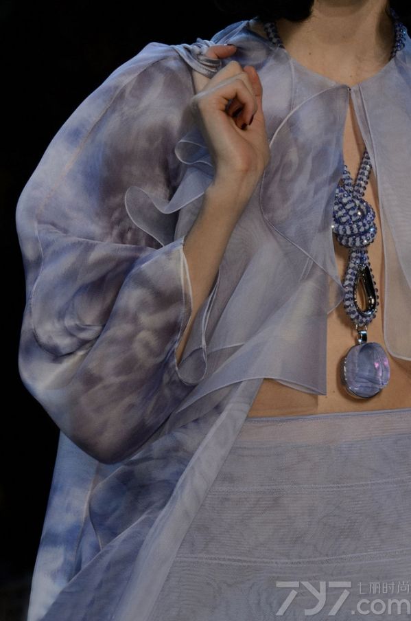 
    </p>
    <p>
    <strong>LOOK1 Atelier Versace秀场珠宝细节(仿水晶软管 图1~3)</strong>
    </p>
    <p>
    Versace这次搭配合理运用了捆绑设计，无论
    是衣服，鞋子还是搭配配饰上都体现了这一简洁形象的元素细节，这种软管项链或耳环以交叉系扣的形式呈现，内部缀有小巧精致的透明仿水晶，展现出立体感的闪
    亮效果，很像Swarovski之前推出的尼龙渔网珠宝，尽显独特般的华丽。
    </p>
    <p>
    <strong>LOOK2 Christian Dior秀场珠宝细节(身体链 图4~6)</strong>
    </p>
    <p>
    去年夏天，&ldquo;身体链&rdquo;可谓火到没朋友，听说磨人的性感妖精都用它绑出诱人的好曲线，优雅秀肉。在今年的Dior高定秀上，再次出现它的身影，让性感魅力继续升级，简洁轻巧却极具魅力，可以当身体链，也可以当长项链来佩戴，修饰出完美的锁骨和肩膀。
    </p>
    <p>
    <strong>LOOK3 Giorgio Armani秀场珠宝细节(仿紫水晶 图7~9)</strong>
    </p>
    <p>
    PANTONE早前公布2016年了流行色静谧蓝和水晶粉，确定了少女系色彩的主要趋势。
    Armani这次的成衣秀则弥漫在一片淡紫色的海洋中清新怡人，仙气十足，粉嫩得不要不要的。
    </p>
    <p>
    <strong>LOOK4 Julien Fournie秀场珠宝细节(宽手镯 图10~12)</strong>
    </p>
    <p>
    oversize首饰一向是街头潮人的最爱，个性夸张的外形，将内心的不羁表露无疑，而今年的高订Julien
    Fournie秀场上，模特们就统一叠戴着宽手镯，有五彩的仿水晶材质，也有酷酷的重金属材质，看起来特有范!
    </p>
    <p>
    <strong>LOOK5 Elie Saab秀场珠宝细节(珍珠银饰 图13~15)</strong>
    </p>
    <p>
    Elie
    Saab常走的路线一直是灵气十足的仙女风，这次也是如此，本次也加入了更多的宫廷贵族感。无论是礼服还是首饰，都有珍珠，镶钻，以及亮片等元素，都显得十分华丽，满足了一把少女们的公主梦，此外银饰的加入，也使得Elie
    Saab多了一点力量感。
    </p>
    <p>
    <strong>LOOK6 Schiaparelli秀场珠宝细节(水果元素胸针 图16~18)</strong>
    </p>
    <p>
    Schiaparelli秀场上将形象化的水果胸针戴在模特身上时，显得颇有时尚趣味，俏皮少女心的画面感即刻浮现。
    </p>
    <p>
    <strong>LOOK7 Ralph &amp; Russo秀场珠宝细节(植物元素 图19~21)</strong>
    </p>
    <p>
    花一直是女人的最爱之一，不管是服装上的印花，刺绣花，或是配饰上的镶嵌花朵和雕花装饰都是品牌争先的设计亮点，所以Ralph &amp;
    Russo就通过花朵元素延伸到植物系列，除了花朵镶钻耳环，树叶等植物系元素在被广泛运用在珠宝设计中。
    </p>
    