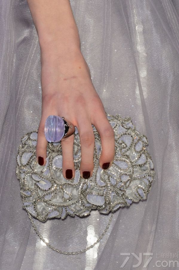 
    </p>
    <p>
    <strong>LOOK1 Atelier Versace秀场珠宝细节(仿水晶软管 图1~3)</strong>
    </p>
    <p>
    Versace这次搭配合理运用了捆绑设计，无论
    是衣服，鞋子还是搭配配饰上都体现了这一简洁形象的元素细节，这种软管项链或耳环以交叉系扣的形式呈现，内部缀有小巧精致的透明仿水晶，展现出立体感的闪
    亮效果，很像Swarovski之前推出的尼龙渔网珠宝，尽显独特般的华丽。
    </p>
    <p>
    <strong>LOOK2 Christian Dior秀场珠宝细节(身体链 图4~6)</strong>
    </p>
    <p>
    去年夏天，&ldquo;身体链&rdquo;可谓火到没朋友，听说磨人的性感妖精都用它绑出诱人的好曲线，优雅秀肉。在今年的Dior高定秀上，再次出现它的身影，让性感魅力继续升级，简洁轻巧却极具魅力，可以当身体链，也可以当长项链来佩戴，修饰出完美的锁骨和肩膀。
    </p>
    <p>
    <strong>LOOK3 Giorgio Armani秀场珠宝细节(仿紫水晶 图7~9)</strong>
    </p>
    <p>
    PANTONE早前公布2016年了流行色静谧蓝和水晶粉，确定了少女系色彩的主要趋势。
    Armani这次的成衣秀则弥漫在一片淡紫色的海洋中清新怡人，仙气十足，粉嫩得不要不要的。
    </p>
    <p>
    <strong>LOOK4 Julien Fournie秀场珠宝细节(宽手镯 图10~12)</strong>
    </p>
    <p>
    oversize首饰一向是街头潮人的最爱，个性夸张的外形，将内心的不羁表露无疑，而今年的高订Julien
    Fournie秀场上，模特们就统一叠戴着宽手镯，有五彩的仿水晶材质，也有酷酷的重金属材质，看起来特有范!
    </p>
    <p>
    <strong>LOOK5 Elie Saab秀场珠宝细节(珍珠银饰 图13~15)</strong>
    </p>
    <p>
    Elie
    Saab常走的路线一直是灵气十足的仙女风，这次也是如此，本次也加入了更多的宫廷贵族感。无论是礼服还是首饰，都有珍珠，镶钻，以及亮片等元素，都显得十分华丽，满足了一把少女们的公主梦，此外银饰的加入，也使得Elie
    Saab多了一点力量感。
    </p>
    <p>
    <strong>LOOK6 Schiaparelli秀场珠宝细节(水果元素胸针 图16~18)</strong>
    </p>
    <p>
    Schiaparelli秀场上将形象化的水果胸针戴在模特身上时，显得颇有时尚趣味，俏皮少女心的画面感即刻浮现。
    </p>
    <p>
    <strong>LOOK7 Ralph &amp; Russo秀场珠宝细节(植物元素 图19~21)</strong>
    </p>
    <p>
    花一直是女人的最爱之一，不管是服装上的印花，刺绣花，或是配饰上的镶嵌花朵和雕花装饰都是品牌争先的设计亮点，所以Ralph &amp;
    Russo就通过花朵元素延伸到植物系列，除了花朵镶钻耳环，树叶等植物系元素在被广泛运用在珠宝设计中。
    </p>
    