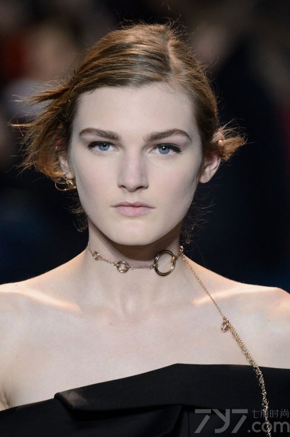 
    </p>
    <p>
    <strong>LOOK1 Atelier Versace秀场珠宝细节(仿水晶软管 图1~3)</strong>
    </p>
    <p>
    Versace这次搭配合理运用了捆绑设计，无论
    是衣服，鞋子还是搭配配饰上都体现了这一简洁形象的元素细节，这种软管项链或耳环以交叉系扣的形式呈现，内部缀有小巧精致的透明仿水晶，展现出立体感的闪
    亮效果，很像Swarovski之前推出的尼龙渔网珠宝，尽显独特般的华丽。
    </p>
    <p>
    <strong>LOOK2 Christian Dior秀场珠宝细节(身体链 图4~6)</strong>
    </p>
    <p>
    去年夏天，&ldquo;身体链&rdquo;可谓火到没朋友，听说磨人的性感妖精都用它绑出诱人的好曲线，优雅秀肉。在今年的Dior高定秀上，再次出现它的身影，让性感魅力继续升级，简洁轻巧却极具魅力，可以当身体链，也可以当长项链来佩戴，修饰出完美的锁骨和肩膀。
    </p>
    <p>
    <strong>LOOK3 Giorgio Armani秀场珠宝细节(仿紫水晶 图7~9)</strong>
    </p>
    <p>
    PANTONE早前公布2016年了流行色静谧蓝和水晶粉，确定了少女系色彩的主要趋势。
    Armani这次的成衣秀则弥漫在一片淡紫色的海洋中清新怡人，仙气十足，粉嫩得不要不要的。
    </p>
    <p>
    <strong>LOOK4 Julien Fournie秀场珠宝细节(宽手镯 图10~12)</strong>
    </p>
    <p>
    oversize首饰一向是街头潮人的最爱，个性夸张的外形，将内心的不羁表露无疑，而今年的高订Julien
    Fournie秀场上，模特们就统一叠戴着宽手镯，有五彩的仿水晶材质，也有酷酷的重金属材质，看起来特有范!
    </p>
    <p>
    <strong>LOOK5 Elie Saab秀场珠宝细节(珍珠银饰 图13~15)</strong>
    </p>
    <p>
    Elie
    Saab常走的路线一直是灵气十足的仙女风，这次也是如此，本次也加入了更多的宫廷贵族感。无论是礼服还是首饰，都有珍珠，镶钻，以及亮片等元素，都显得十分华丽，满足了一把少女们的公主梦，此外银饰的加入，也使得Elie
    Saab多了一点力量感。
    </p>
    <p>
    <strong>LOOK6 Schiaparelli秀场珠宝细节(水果元素胸针 图16~18)</strong>
    </p>
    <p>
    Schiaparelli秀场上将形象化的水果胸针戴在模特身上时，显得颇有时尚趣味，俏皮少女心的画面感即刻浮现。
    </p>
    <p>
    <strong>LOOK7 Ralph &amp; Russo秀场珠宝细节(植物元素 图19~21)</strong>
    </p>
    <p>
    花一直是女人的最爱之一，不管是服装上的印花，刺绣花，或是配饰上的镶嵌花朵和雕花装饰都是品牌争先的设计亮点，所以Ralph &amp;
    Russo就通过花朵元素延伸到植物系列，除了花朵镶钻耳环，树叶等植物系元素在被广泛运用在珠宝设计中。
    </p>
    