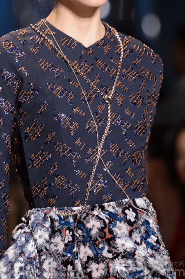 
    </p>
    <p>
    <strong>LOOK1 Atelier Versace秀场珠宝细节(仿水晶软管 图1~3)</strong>
    </p>
    <p>
    Versace这次搭配合理运用了捆绑设计，无论
    是衣服，鞋子还是搭配配饰上都体现了这一简洁形象的元素细节，这种软管项链或耳环以交叉系扣的形式呈现，内部缀有小巧精致的透明仿水晶，展现出立体感的闪
    亮效果，很像Swarovski之前推出的尼龙渔网珠宝，尽显独特般的华丽。
    </p>
    <p>
    <strong>LOOK2 Christian Dior秀场珠宝细节(身体链 图4~6)</strong>
    </p>
    <p>
    去年夏天，&ldquo;身体链&rdquo;可谓火到没朋友，听说磨人的性感妖精都用它绑出诱人的好曲线，优雅秀肉。在今年的Dior高定秀上，再次出现它的身影，让性感魅力继续升级，简洁轻巧却极具魅力，可以当身体链，也可以当长项链来佩戴，修饰出完美的锁骨和肩膀。
    </p>
    <p>
    <strong>LOOK3 Giorgio Armani秀场珠宝细节(仿紫水晶 图7~9)</strong>
    </p>
    <p>
    PANTONE早前公布2016年了流行色静谧蓝和水晶粉，确定了少女系色彩的主要趋势。
    Armani这次的成衣秀则弥漫在一片淡紫色的海洋中清新怡人，仙气十足，粉嫩得不要不要的。
    </p>
    <p>
    <strong>LOOK4 Julien Fournie秀场珠宝细节(宽手镯 图10~12)</strong>
    </p>
    <p>
    oversize首饰一向是街头潮人的最爱，个性夸张的外形，将内心的不羁表露无疑，而今年的高订Julien
    Fournie秀场上，模特们就统一叠戴着宽手镯，有五彩的仿水晶材质，也有酷酷的重金属材质，看起来特有范!
    </p>
    <p>
    <strong>LOOK5 Elie Saab秀场珠宝细节(珍珠银饰 图13~15)</strong>
    </p>
    <p>
    Elie
    Saab常走的路线一直是灵气十足的仙女风，这次也是如此，本次也加入了更多的宫廷贵族感。无论是礼服还是首饰，都有珍珠，镶钻，以及亮片等元素，都显得十分华丽，满足了一把少女们的公主梦，此外银饰的加入，也使得Elie
    Saab多了一点力量感。
    </p>
    <p>
    <strong>LOOK6 Schiaparelli秀场珠宝细节(水果元素胸针 图16~18)</strong>
    </p>
    <p>
    Schiaparelli秀场上将形象化的水果胸针戴在模特身上时，显得颇有时尚趣味，俏皮少女心的画面感即刻浮现。
    </p>
    <p>
    <strong>LOOK7 Ralph &amp; Russo秀场珠宝细节(植物元素 图19~21)</strong>
    </p>
    <p>
    花一直是女人的最爱之一，不管是服装上的印花，刺绣花，或是配饰上的镶嵌花朵和雕花装饰都是品牌争先的设计亮点，所以Ralph &amp;
    Russo就通过花朵元素延伸到植物系列，除了花朵镶钻耳环，树叶等植物系元素在被广泛运用在珠宝设计中。
    </p>
    