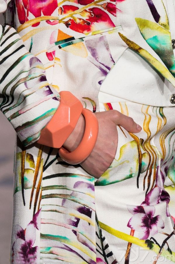 
    </p>
    <p>
    <strong>LOOK1 Atelier Versace秀场珠宝细节(仿水晶软管 图1~3)</strong>
    </p>
    <p>
    Versace这次搭配合理运用了捆绑设计，无论
    是衣服，鞋子还是搭配配饰上都体现了这一简洁形象的元素细节，这种软管项链或耳环以交叉系扣的形式呈现，内部缀有小巧精致的透明仿水晶，展现出立体感的闪
    亮效果，很像Swarovski之前推出的尼龙渔网珠宝，尽显独特般的华丽。
    </p>
    <p>
    <strong>LOOK2 Christian Dior秀场珠宝细节(身体链 图4~6)</strong>
    </p>
    <p>
    去年夏天，&ldquo;身体链&rdquo;可谓火到没朋友，听说磨人的性感妖精都用它绑出诱人的好曲线，优雅秀肉。在今年的Dior高定秀上，再次出现它的身影，让性感魅力继续升级，简洁轻巧却极具魅力，可以当身体链，也可以当长项链来佩戴，修饰出完美的锁骨和肩膀。
    </p>
    <p>
    <strong>LOOK3 Giorgio Armani秀场珠宝细节(仿紫水晶 图7~9)</strong>
    </p>
    <p>
    PANTONE早前公布2016年了流行色静谧蓝和水晶粉，确定了少女系色彩的主要趋势。
    Armani这次的成衣秀则弥漫在一片淡紫色的海洋中清新怡人，仙气十足，粉嫩得不要不要的。
    </p>
    <p>
    <strong>LOOK4 Julien Fournie秀场珠宝细节(宽手镯 图10~12)</strong>
    </p>
    <p>
    oversize首饰一向是街头潮人的最爱，个性夸张的外形，将内心的不羁表露无疑，而今年的高订Julien
    Fournie秀场上，模特们就统一叠戴着宽手镯，有五彩的仿水晶材质，也有酷酷的重金属材质，看起来特有范!
    </p>
    <p>
    <strong>LOOK5 Elie Saab秀场珠宝细节(珍珠银饰 图13~15)</strong>
    </p>
    <p>
    Elie
    Saab常走的路线一直是灵气十足的仙女风，这次也是如此，本次也加入了更多的宫廷贵族感。无论是礼服还是首饰，都有珍珠，镶钻，以及亮片等元素，都显得十分华丽，满足了一把少女们的公主梦，此外银饰的加入，也使得Elie
    Saab多了一点力量感。
    </p>
    <p>
    <strong>LOOK6 Schiaparelli秀场珠宝细节(水果元素胸针 图16~18)</strong>
    </p>
    <p>
    Schiaparelli秀场上将形象化的水果胸针戴在模特身上时，显得颇有时尚趣味，俏皮少女心的画面感即刻浮现。
    </p>
    <p>
    <strong>LOOK7 Ralph &amp; Russo秀场珠宝细节(植物元素 图19~21)</strong>
    </p>
    <p>
    花一直是女人的最爱之一，不管是服装上的印花，刺绣花，或是配饰上的镶嵌花朵和雕花装饰都是品牌争先的设计亮点，所以Ralph &amp;
    Russo就通过花朵元素延伸到植物系列，除了花朵镶钻耳环，树叶等植物系元素在被广泛运用在珠宝设计中。
    </p>
    