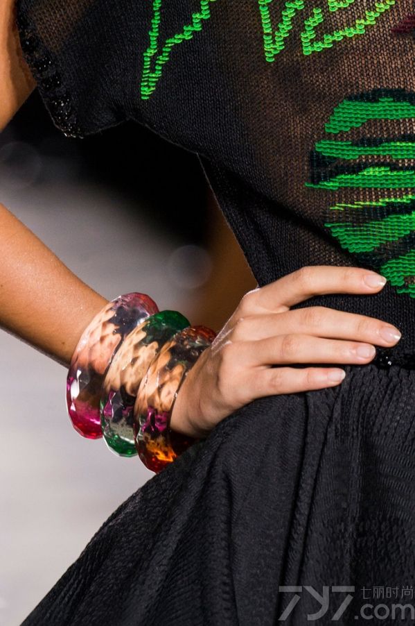 
    </p>
    <p>
    <strong>LOOK1 Atelier Versace秀场珠宝细节(仿水晶软管 图1~3)</strong>
    </p>
    <p>
    Versace这次搭配合理运用了捆绑设计，无论
    是衣服，鞋子还是搭配配饰上都体现了这一简洁形象的元素细节，这种软管项链或耳环以交叉系扣的形式呈现，内部缀有小巧精致的透明仿水晶，展现出立体感的闪
    亮效果，很像Swarovski之前推出的尼龙渔网珠宝，尽显独特般的华丽。
    </p>
    <p>
    <strong>LOOK2 Christian Dior秀场珠宝细节(身体链 图4~6)</strong>
    </p>
    <p>
    去年夏天，&ldquo;身体链&rdquo;可谓火到没朋友，听说磨人的性感妖精都用它绑出诱人的好曲线，优雅秀肉。在今年的Dior高定秀上，再次出现它的身影，让性感魅力继续升级，简洁轻巧却极具魅力，可以当身体链，也可以当长项链来佩戴，修饰出完美的锁骨和肩膀。
    </p>
    <p>
    <strong>LOOK3 Giorgio Armani秀场珠宝细节(仿紫水晶 图7~9)</strong>
    </p>
    <p>
    PANTONE早前公布2016年了流行色静谧蓝和水晶粉，确定了少女系色彩的主要趋势。
    Armani这次的成衣秀则弥漫在一片淡紫色的海洋中清新怡人，仙气十足，粉嫩得不要不要的。
    </p>
    <p>
    <strong>LOOK4 Julien Fournie秀场珠宝细节(宽手镯 图10~12)</strong>
    </p>
    <p>
    oversize首饰一向是街头潮人的最爱，个性夸张的外形，将内心的不羁表露无疑，而今年的高订Julien
    Fournie秀场上，模特们就统一叠戴着宽手镯，有五彩的仿水晶材质，也有酷酷的重金属材质，看起来特有范!
    </p>
    <p>
    <strong>LOOK5 Elie Saab秀场珠宝细节(珍珠银饰 图13~15)</strong>
    </p>
    <p>
    Elie
    Saab常走的路线一直是灵气十足的仙女风，这次也是如此，本次也加入了更多的宫廷贵族感。无论是礼服还是首饰，都有珍珠，镶钻，以及亮片等元素，都显得十分华丽，满足了一把少女们的公主梦，此外银饰的加入，也使得Elie
    Saab多了一点力量感。
    </p>
    <p>
    <strong>LOOK6 Schiaparelli秀场珠宝细节(水果元素胸针 图16~18)</strong>
    </p>
    <p>
    Schiaparelli秀场上将形象化的水果胸针戴在模特身上时，显得颇有时尚趣味，俏皮少女心的画面感即刻浮现。
    </p>
    <p>
    <strong>LOOK7 Ralph &amp; Russo秀场珠宝细节(植物元素 图19~21)</strong>
    </p>
    <p>
    花一直是女人的最爱之一，不管是服装上的印花，刺绣花，或是配饰上的镶嵌花朵和雕花装饰都是品牌争先的设计亮点，所以Ralph &amp;
    Russo就通过花朵元素延伸到植物系列，除了花朵镶钻耳环，树叶等植物系元素在被广泛运用在珠宝设计中。
    </p>
    