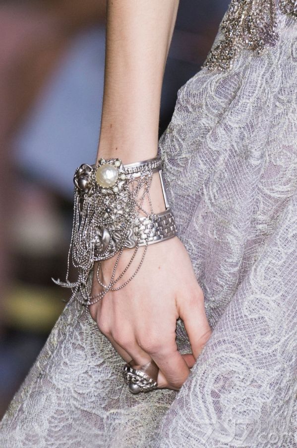 
    </p>
    <p>
    <strong>LOOK1 Atelier Versace秀场珠宝细节(仿水晶软管 图1~3)</strong>
    </p>
    <p>
    Versace这次搭配合理运用了捆绑设计，无论
    是衣服，鞋子还是搭配配饰上都体现了这一简洁形象的元素细节，这种软管项链或耳环以交叉系扣的形式呈现，内部缀有小巧精致的透明仿水晶，展现出立体感的闪
    亮效果，很像Swarovski之前推出的尼龙渔网珠宝，尽显独特般的华丽。
    </p>
    <p>
    <strong>LOOK2 Christian Dior秀场珠宝细节(身体链 图4~6)</strong>
    </p>
    <p>
    去年夏天，&ldquo;身体链&rdquo;可谓火到没朋友，听说磨人的性感妖精都用它绑出诱人的好曲线，优雅秀肉。在今年的Dior高定秀上，再次出现它的身影，让性感魅力继续升级，简洁轻巧却极具魅力，可以当身体链，也可以当长项链来佩戴，修饰出完美的锁骨和肩膀。
    </p>
    <p>
    <strong>LOOK3 Giorgio Armani秀场珠宝细节(仿紫水晶 图7~9)</strong>
    </p>
    <p>
    PANTONE早前公布2016年了流行色静谧蓝和水晶粉，确定了少女系色彩的主要趋势。
    Armani这次的成衣秀则弥漫在一片淡紫色的海洋中清新怡人，仙气十足，粉嫩得不要不要的。
    </p>
    <p>
    <strong>LOOK4 Julien Fournie秀场珠宝细节(宽手镯 图10~12)</strong>
    </p>
    <p>
    oversize首饰一向是街头潮人的最爱，个性夸张的外形，将内心的不羁表露无疑，而今年的高订Julien
    Fournie秀场上，模特们就统一叠戴着宽手镯，有五彩的仿水晶材质，也有酷酷的重金属材质，看起来特有范!
    </p>
    <p>
    <strong>LOOK5 Elie Saab秀场珠宝细节(珍珠银饰 图13~15)</strong>
    </p>
    <p>
    Elie
    Saab常走的路线一直是灵气十足的仙女风，这次也是如此，本次也加入了更多的宫廷贵族感。无论是礼服还是首饰，都有珍珠，镶钻，以及亮片等元素，都显得十分华丽，满足了一把少女们的公主梦，此外银饰的加入，也使得Elie
    Saab多了一点力量感。
    </p>
    <p>
    <strong>LOOK6 Schiaparelli秀场珠宝细节(水果元素胸针 图16~18)</strong>
    </p>
    <p>
    Schiaparelli秀场上将形象化的水果胸针戴在模特身上时，显得颇有时尚趣味，俏皮少女心的画面感即刻浮现。
    </p>
    <p>
    <strong>LOOK7 Ralph &amp; Russo秀场珠宝细节(植物元素 图19~21)</strong>
    </p>
    <p>
    花一直是女人的最爱之一，不管是服装上的印花，刺绣花，或是配饰上的镶嵌花朵和雕花装饰都是品牌争先的设计亮点，所以Ralph &amp;
    Russo就通过花朵元素延伸到植物系列，除了花朵镶钻耳环，树叶等植物系元素在被广泛运用在珠宝设计中。
    </p>
    