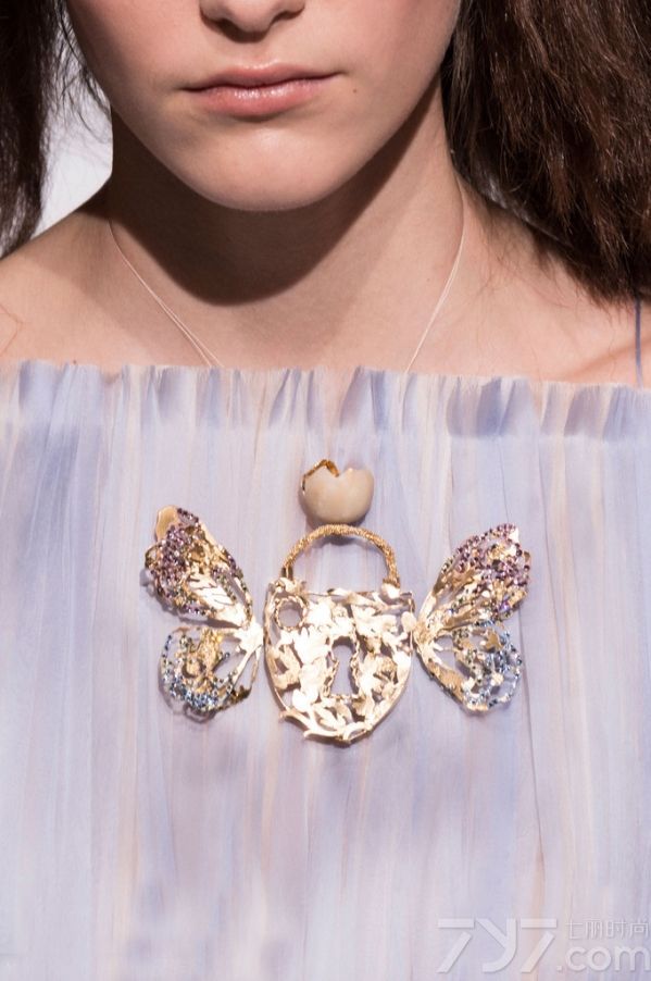 
    </p>
    <p>
    <strong>LOOK1 Atelier Versace秀场珠宝细节(仿水晶软管 图1~3)</strong>
    </p>
    <p>
    Versace这次搭配合理运用了捆绑设计，无论
    是衣服，鞋子还是搭配配饰上都体现了这一简洁形象的元素细节，这种软管项链或耳环以交叉系扣的形式呈现，内部缀有小巧精致的透明仿水晶，展现出立体感的闪
    亮效果，很像Swarovski之前推出的尼龙渔网珠宝，尽显独特般的华丽。
    </p>
    <p>
    <strong>LOOK2 Christian Dior秀场珠宝细节(身体链 图4~6)</strong>
    </p>
    <p>
    去年夏天，&ldquo;身体链&rdquo;可谓火到没朋友，听说磨人的性感妖精都用它绑出诱人的好曲线，优雅秀肉。在今年的Dior高定秀上，再次出现它的身影，让性感魅力继续升级，简洁轻巧却极具魅力，可以当身体链，也可以当长项链来佩戴，修饰出完美的锁骨和肩膀。
    </p>
    <p>
    <strong>LOOK3 Giorgio Armani秀场珠宝细节(仿紫水晶 图7~9)</strong>
    </p>
    <p>
    PANTONE早前公布2016年了流行色静谧蓝和水晶粉，确定了少女系色彩的主要趋势。
    Armani这次的成衣秀则弥漫在一片淡紫色的海洋中清新怡人，仙气十足，粉嫩得不要不要的。
    </p>
    <p>
    <strong>LOOK4 Julien Fournie秀场珠宝细节(宽手镯 图10~12)</strong>
    </p>
    <p>
    oversize首饰一向是街头潮人的最爱，个性夸张的外形，将内心的不羁表露无疑，而今年的高订Julien
    Fournie秀场上，模特们就统一叠戴着宽手镯，有五彩的仿水晶材质，也有酷酷的重金属材质，看起来特有范!
    </p>
    <p>
    <strong>LOOK5 Elie Saab秀场珠宝细节(珍珠银饰 图13~15)</strong>
    </p>
    <p>
    Elie
    Saab常走的路线一直是灵气十足的仙女风，这次也是如此，本次也加入了更多的宫廷贵族感。无论是礼服还是首饰，都有珍珠，镶钻，以及亮片等元素，都显得十分华丽，满足了一把少女们的公主梦，此外银饰的加入，也使得Elie
    Saab多了一点力量感。
    </p>
    <p>
    <strong>LOOK6 Schiaparelli秀场珠宝细节(水果元素胸针 图16~18)</strong>
    </p>
    <p>
    Schiaparelli秀场上将形象化的水果胸针戴在模特身上时，显得颇有时尚趣味，俏皮少女心的画面感即刻浮现。
    </p>
    <p>
    <strong>LOOK7 Ralph &amp; Russo秀场珠宝细节(植物元素 图19~21)</strong>
    </p>
    <p>
    花一直是女人的最爱之一，不管是服装上的印花，刺绣花，或是配饰上的镶嵌花朵和雕花装饰都是品牌争先的设计亮点，所以Ralph &amp;
    Russo就通过花朵元素延伸到植物系列，除了花朵镶钻耳环，树叶等植物系元素在被广泛运用在珠宝设计中。
    </p>
    