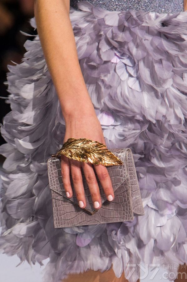 
    </p>
    <p>
    <strong>LOOK1 Atelier Versace秀场珠宝细节(仿水晶软管 图1~3)</strong>
    </p>
    <p>
    Versace这次搭配合理运用了捆绑设计，无论
    是衣服，鞋子还是搭配配饰上都体现了这一简洁形象的元素细节，这种软管项链或耳环以交叉系扣的形式呈现，内部缀有小巧精致的透明仿水晶，展现出立体感的闪
    亮效果，很像Swarovski之前推出的尼龙渔网珠宝，尽显独特般的华丽。
    </p>
    <p>
    <strong>LOOK2 Christian Dior秀场珠宝细节(身体链 图4~6)</strong>
    </p>
    <p>
    去年夏天，&ldquo;身体链&rdquo;可谓火到没朋友，听说磨人的性感妖精都用它绑出诱人的好曲线，优雅秀肉。在今年的Dior高定秀上，再次出现它的身影，让性感魅力继续升级，简洁轻巧却极具魅力，可以当身体链，也可以当长项链来佩戴，修饰出完美的锁骨和肩膀。
    </p>
    <p>
    <strong>LOOK3 Giorgio Armani秀场珠宝细节(仿紫水晶 图7~9)</strong>
    </p>
    <p>
    PANTONE早前公布2016年了流行色静谧蓝和水晶粉，确定了少女系色彩的主要趋势。
    Armani这次的成衣秀则弥漫在一片淡紫色的海洋中清新怡人，仙气十足，粉嫩得不要不要的。
    </p>
    <p>
    <strong>LOOK4 Julien Fournie秀场珠宝细节(宽手镯 图10~12)</strong>
    </p>
    <p>
    oversize首饰一向是街头潮人的最爱，个性夸张的外形，将内心的不羁表露无疑，而今年的高订Julien
    Fournie秀场上，模特们就统一叠戴着宽手镯，有五彩的仿水晶材质，也有酷酷的重金属材质，看起来特有范!
    </p>
    <p>
    <strong>LOOK5 Elie Saab秀场珠宝细节(珍珠银饰 图13~15)</strong>
    </p>
    <p>
    Elie
    Saab常走的路线一直是灵气十足的仙女风，这次也是如此，本次也加入了更多的宫廷贵族感。无论是礼服还是首饰，都有珍珠，镶钻，以及亮片等元素，都显得十分华丽，满足了一把少女们的公主梦，此外银饰的加入，也使得Elie
    Saab多了一点力量感。
    </p>
    <p>
    <strong>LOOK6 Schiaparelli秀场珠宝细节(水果元素胸针 图16~18)</strong>
    </p>
    <p>
    Schiaparelli秀场上将形象化的水果胸针戴在模特身上时，显得颇有时尚趣味，俏皮少女心的画面感即刻浮现。
    </p>
    <p>
    <strong>LOOK7 Ralph &amp; Russo秀场珠宝细节(植物元素 图19~21)</strong>
    </p>
    <p>
    花一直是女人的最爱之一，不管是服装上的印花，刺绣花，或是配饰上的镶嵌花朵和雕花装饰都是品牌争先的设计亮点，所以Ralph &amp;
    Russo就通过花朵元素延伸到植物系列，除了花朵镶钻耳环，树叶等植物系元素在被广泛运用在珠宝设计中。
    </p>
    