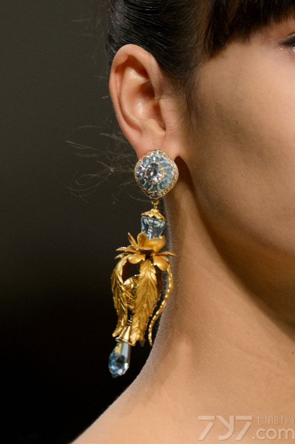 
    </p>
    <p>
    <strong>LOOK1 Atelier Versace秀场珠宝细节(仿水晶软管 图1~3)</strong>
    </p>
    <p>
    Versace这次搭配合理运用了捆绑设计，无论
    是衣服，鞋子还是搭配配饰上都体现了这一简洁形象的元素细节，这种软管项链或耳环以交叉系扣的形式呈现，内部缀有小巧精致的透明仿水晶，展现出立体感的闪
    亮效果，很像Swarovski之前推出的尼龙渔网珠宝，尽显独特般的华丽。
    </p>
    <p>
    <strong>LOOK2 Christian Dior秀场珠宝细节(身体链 图4~6)</strong>
    </p>
    <p>
    去年夏天，&ldquo;身体链&rdquo;可谓火到没朋友，听说磨人的性感妖精都用它绑出诱人的好曲线，优雅秀肉。在今年的Dior高定秀上，再次出现它的身影，让性感魅力继续升级，简洁轻巧却极具魅力，可以当身体链，也可以当长项链来佩戴，修饰出完美的锁骨和肩膀。
    </p>
    <p>
    <strong>LOOK3 Giorgio Armani秀场珠宝细节(仿紫水晶 图7~9)</strong>
    </p>
    <p>
    PANTONE早前公布2016年了流行色静谧蓝和水晶粉，确定了少女系色彩的主要趋势。
    Armani这次的成衣秀则弥漫在一片淡紫色的海洋中清新怡人，仙气十足，粉嫩得不要不要的。
    </p>
    <p>
    <strong>LOOK4 Julien Fournie秀场珠宝细节(宽手镯 图10~12)</strong>
    </p>
    <p>
    oversize首饰一向是街头潮人的最爱，个性夸张的外形，将内心的不羁表露无疑，而今年的高订Julien
    Fournie秀场上，模特们就统一叠戴着宽手镯，有五彩的仿水晶材质，也有酷酷的重金属材质，看起来特有范!
    </p>
    <p>
    <strong>LOOK5 Elie Saab秀场珠宝细节(珍珠银饰 图13~15)</strong>
    </p>
    <p>
    Elie
    Saab常走的路线一直是灵气十足的仙女风，这次也是如此，本次也加入了更多的宫廷贵族感。无论是礼服还是首饰，都有珍珠，镶钻，以及亮片等元素，都显得十分华丽，满足了一把少女们的公主梦，此外银饰的加入，也使得Elie
    Saab多了一点力量感。
    </p>
    <p>
    <strong>LOOK6 Schiaparelli秀场珠宝细节(水果元素胸针 图16~18)</strong>
    </p>
    <p>
    Schiaparelli秀场上将形象化的水果胸针戴在模特身上时，显得颇有时尚趣味，俏皮少女心的画面感即刻浮现。
    </p>
    <p>
    <strong>LOOK7 Ralph &amp; Russo秀场珠宝细节(植物元素 图19~21)</strong>
    </p>
    <p>
    花一直是女人的最爱之一，不管是服装上的印花，刺绣花，或是配饰上的镶嵌花朵和雕花装饰都是品牌争先的设计亮点，所以Ralph &amp;
    Russo就通过花朵元素延伸到植物系列，除了花朵镶钻耳环，树叶等植物系元素在被广泛运用在珠宝设计中。
    </p>
    