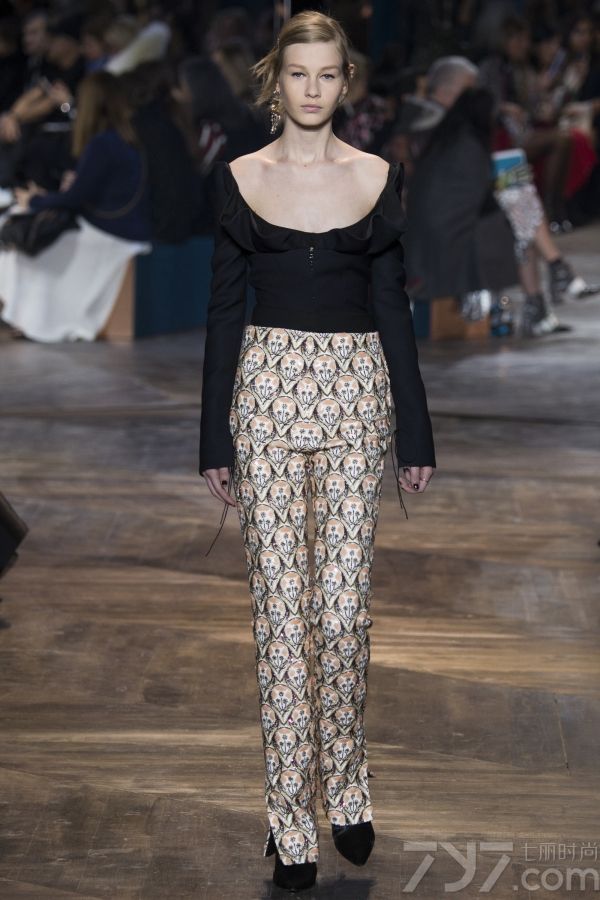 Christian Dior2016春夏高定秀场本季由两位新晋瑞士设计师Serge Ruffieux与Lucie 
Meier掌控掌舵，将前任设计师Raf simons的品牌设计理念“花园精神”带入了全新的活力。
</p>
<p>
	本季高订的Dior女郎以全新着装方式解构时尚，彰显个性。随性的穿搭让品牌经典的套装(Bar 
Jacket)呈现出多种变化，举手投足间彰显十足的女性魅力。
</p>
