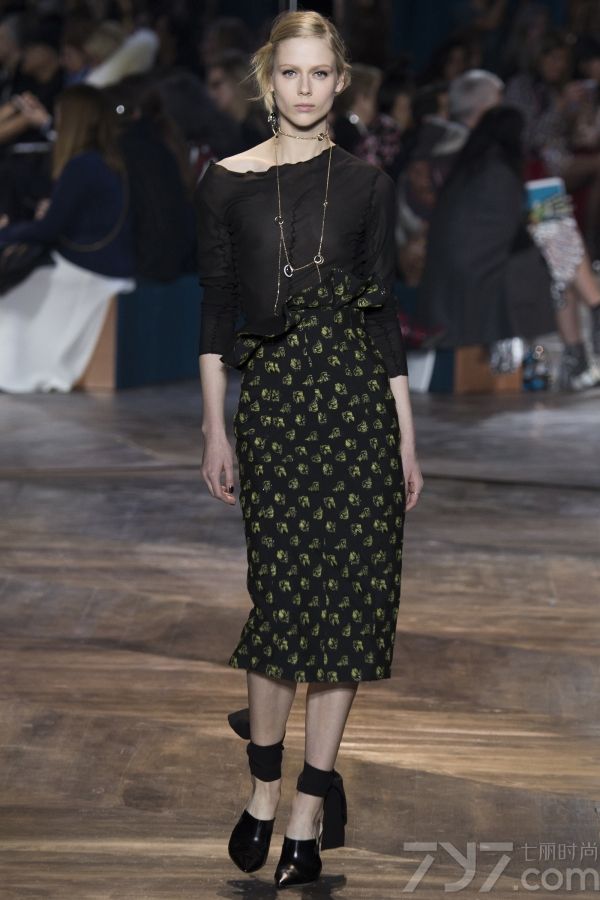 Christian Dior2016春夏高定秀场本季由两位新晋瑞士设计师Serge Ruffieux与Lucie 
Meier掌控掌舵，将前任设计师Raf simons的品牌设计理念“花园精神”带入了全新的活力。
</p>
<p>
	本季高订的Dior女郎以全新着装方式解构时尚，彰显个性。随性的穿搭让品牌经典的套装(Bar 
Jacket)呈现出多种变化，举手投足间彰显十足的女性魅力。
</p>
