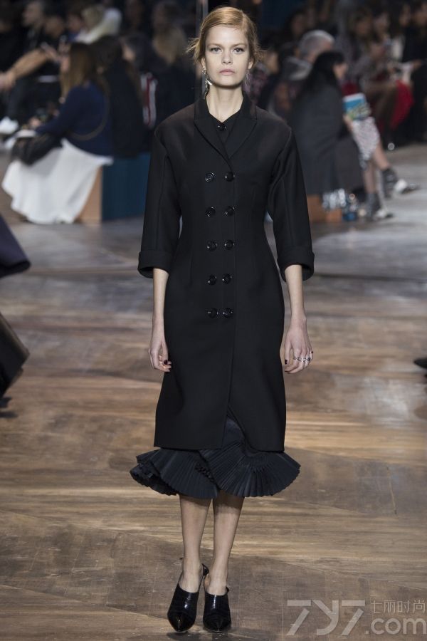 Christian Dior2016春夏高定秀场本季由两位新晋瑞士设计师Serge Ruffieux与Lucie 
Meier掌控掌舵，将前任设计师Raf simons的品牌设计理念“花园精神”带入了全新的活力。
</p>
<p>
	本季高订的Dior女郎以全新着装方式解构时尚，彰显个性。随性的穿搭让品牌经典的套装(Bar 
Jacket)呈现出多种变化，举手投足间彰显十足的女性魅力。
</p>
