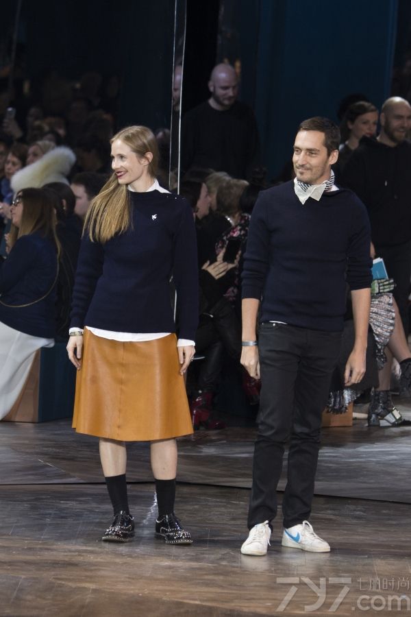 Christian Dior2016春夏高定秀场本季由两位新晋瑞士设计师Serge Ruffieux与Lucie 
Meier掌控掌舵，将前任设计师Raf simons的品牌设计理念“花园精神”带入了全新的活力。
</p>
<p>
	本季高订的Dior女郎以全新着装方式解构时尚，彰显个性。随性的穿搭让品牌经典的套装(Bar 
Jacket)呈现出多种变化，举手投足间彰显十足的女性魅力。
</p>
