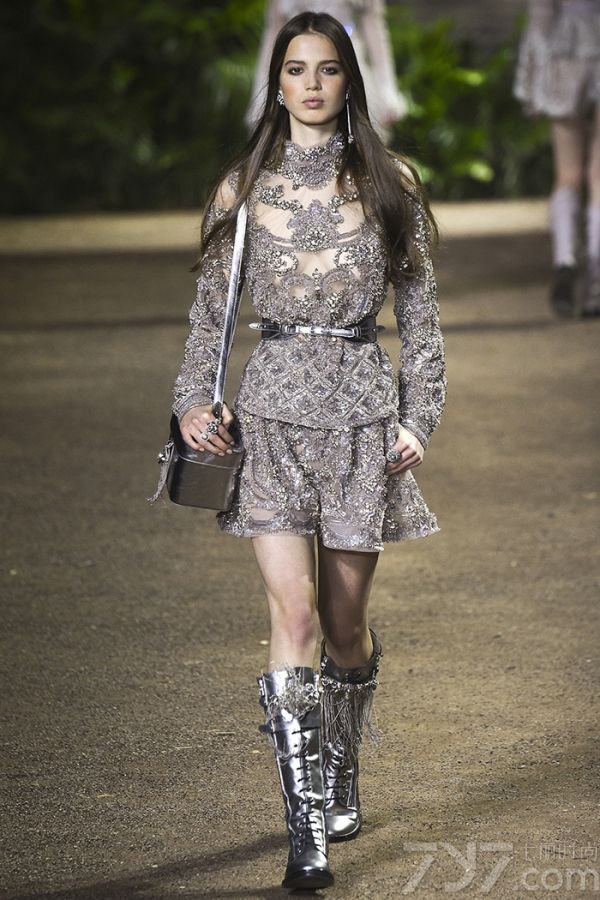 这季的Elie saab（艾莉·萨博）依旧以仙美为基调加入了更多变化性的元素。大量的使用蕾丝和流苏，让裙子看起来精致飘逸这是艾丽萨博的一贯手段。值得一提的是在2016的秀场中不但有裙子，还出现了部分裤装，其手工的精致程度令人赞叹，帅和美一键切换毫无压力。若是说传统的仙裙总是美得一个德行，那么今年的纱丽一定会让你眼前一亮。这种来自印尼的传统服饰用完全不一样的材料，表达出来的是一种摆脱桎梏的突破性的美。