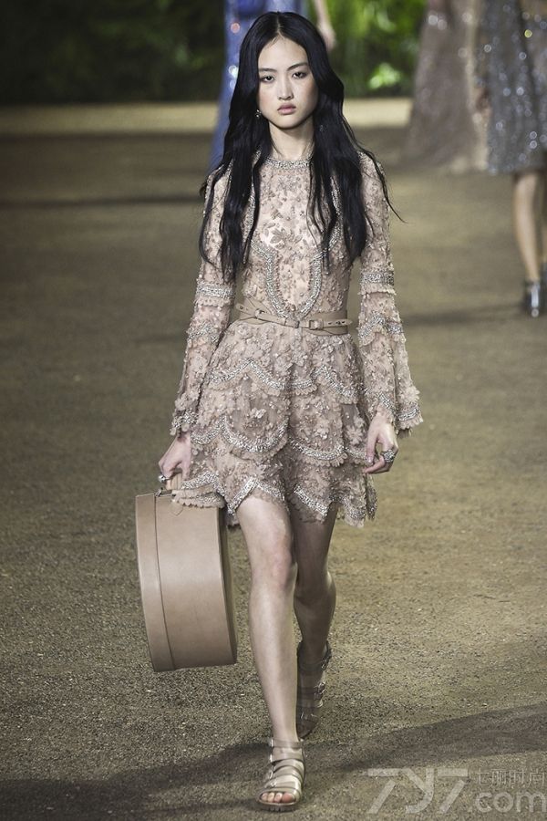 这季的Elie saab（艾莉·萨博）依旧以仙美为基调加入了更多变化性的元素。大量的使用蕾丝和流苏，让裙子看起来精致飘逸这是艾丽萨博的一贯手段。值得一提的是在2016的秀场中不但有裙子，还出现了部分裤装，其手工的精致程度令人赞叹，帅和美一键切换毫无压力。若是说传统的仙裙总是美得一个德行，那么今年的纱丽一定会让你眼前一亮。这种来自印尼的传统服饰用完全不一样的材料，表达出来的是一种摆脱桎梏的突破性的美。