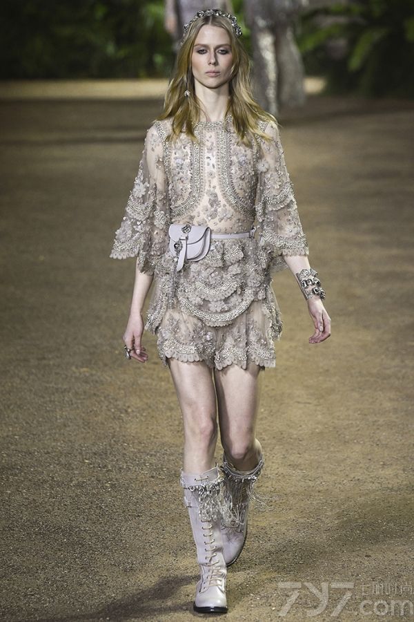 这季的Elie saab（艾莉·萨博）依旧以仙美为基调加入了更多变化性的元素。大量的使用蕾丝和流苏，让裙子看起来精致飘逸这是艾丽萨博的一贯手段。值得一提的是在2016的秀场中不但有裙子，还出现了部分裤装，其手工的精致程度令人赞叹，帅和美一键切换毫无压力。若是说传统的仙裙总是美得一个德行，那么今年的纱丽一定会让你眼前一亮。这种来自印尼的传统服饰用完全不一样的材料，表达出来的是一种摆脱桎梏的突破性的美。