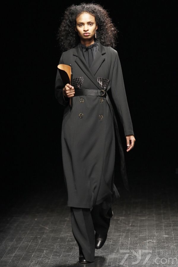 Altewai Saome为英国顶级奢侈品牌，而这个品牌则是由Istituto Marangoni時尚設計学院两位毕业生，Natalia 
Altewai与Randa Saome创办，而品牌灵感则是来自于现代科技对日常生活主宰的反省。