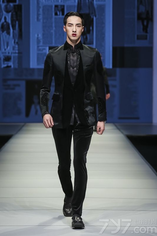 JIWENBO同名设计师兼创世人计文波是一位善于将传统与现代、设计和商业完美结合的设计师，他不仅是中国最高设计奖“金鼎奖”的获得者，同时也是中国首位入选米兰时装周举行专场发布的设计师。
</p>
<p>
	本次JIWENBO在冰城哈尔滨举行了一场充满着中国传统文化意味的大秀，又一次将刚柔并济的理念诠释到极致。JIWENBO大秀将中国禅文化与服饰相结
合，主色则以黑白红色贯穿，配以拼色鞋履点缀其间，将传统与前卫融会贯通，兼收并蓄。面料上则采用了舒适，飘逸感，用剪裁服帖的外套配以前卫的阔腿裤型，
打造出时髦的男装服饰。
</p>
