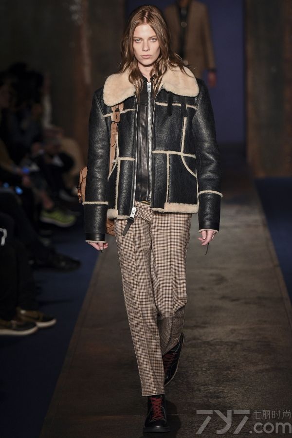 设计师Stuart Vevers这一季的灵感来自于美国上世纪70年代晚期的传奇音乐人Bruce 
Springsteen，无论是帅酷的皮衣、奢华皮草大衣、还是拼接设计款都蕴含着浓浓的欧美复古气息。