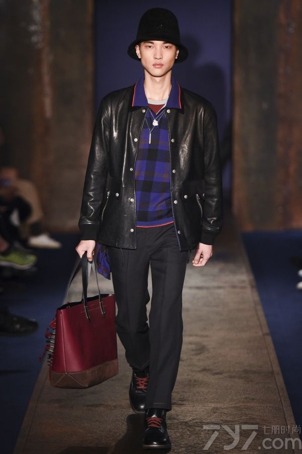 设计师Stuart Vevers这一季的灵感来自于美国上世纪70年代晚期的传奇音乐人Bruce 
Springsteen，无论是帅酷的皮衣、奢华皮草大衣、还是拼接设计款都蕴含着浓浓的欧美复古气息。