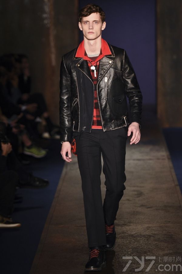 设计师Stuart Vevers这一季的灵感来自于美国上世纪70年代晚期的传奇音乐人Bruce 
Springsteen，无论是帅酷的皮衣、奢华皮草大衣、还是拼接设计款都蕴含着浓浓的欧美复古气息。