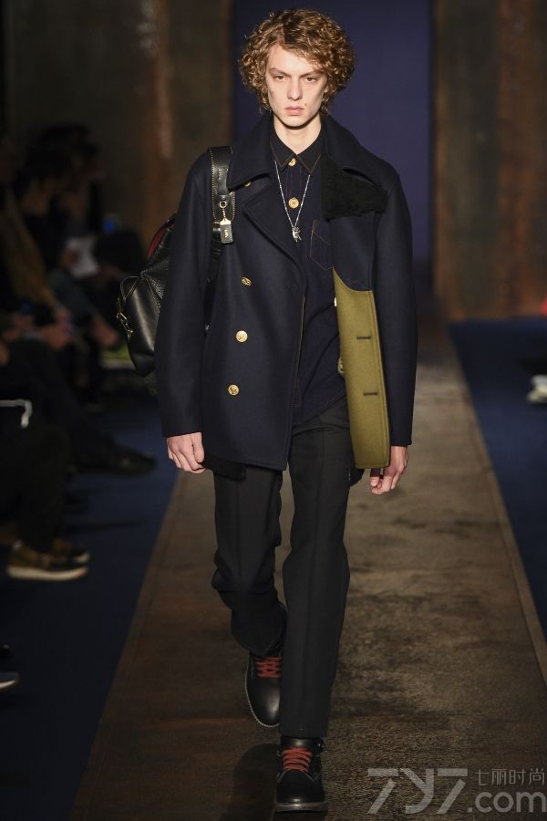 设计师Stuart Vevers这一季的灵感来自于美国上世纪70年代晚期的传奇音乐人Bruce 
Springsteen，无论是帅酷的皮衣、奢华皮草大衣、还是拼接设计款都蕴含着浓浓的欧美复古气息。