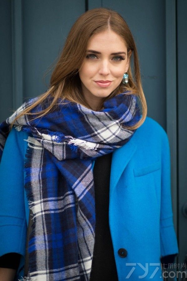 相信喜欢看街拍的MM都会对意大利博主Chiara
    Ferragni比较熟悉，身为法学系专业却对穿衣搭配颇有心得，而且无论是面孔还是高挑身材都具有很高的辨识度。嘉拉&middot;法拉格尼偏爱用甜美的色彩和硬朗的配饰营造柔中带刚的时尚造型，每一街拍套穿着显得时髦而不夸张，美艳而不风俗，绝对是欧亚通杀的穿衣模版。