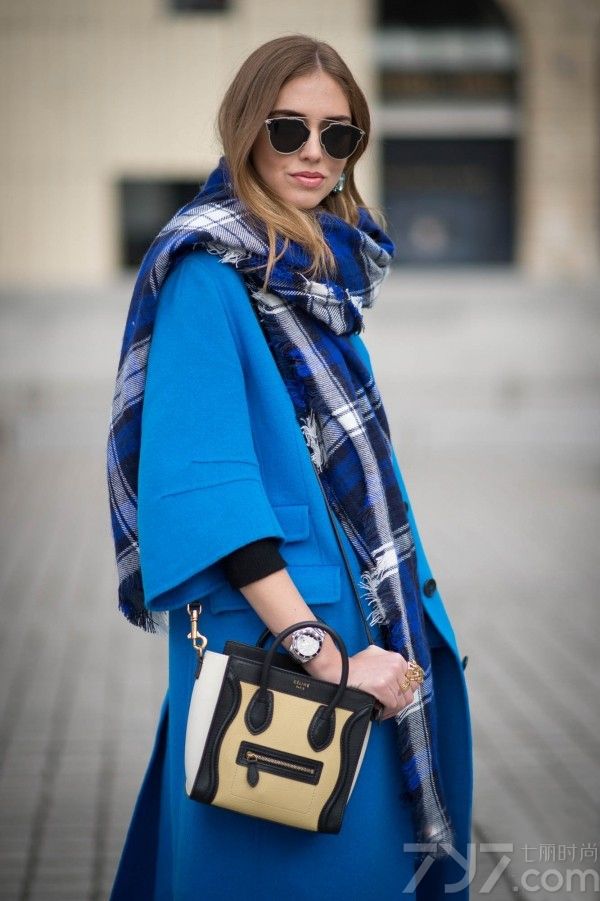 相信喜欢看街拍的MM都会对意大利博主Chiara
    Ferragni比较熟悉，身为法学系专业却对穿衣搭配颇有心得，而且无论是面孔还是高挑身材都具有很高的辨识度。嘉拉&middot;法拉格尼偏爱用甜美的色彩和硬朗的配饰营造柔中带刚的时尚造型，每一街拍套穿着显得时髦而不夸张，美艳而不风俗，绝对是欧亚通杀的穿衣模版。