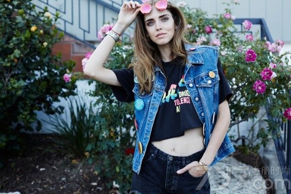 相信喜欢看街拍的MM都会对意大利博主Chiara
    Ferragni比较熟悉，身为法学系专业却对穿衣搭配颇有心得，而且无论是面孔还是高挑身材都具有很高的辨识度。嘉拉&middot;法拉格尼偏爱用甜美的色彩和硬朗的配饰营造柔中带刚的时尚造型，每一街拍套穿着显得时髦而不夸张，美艳而不风俗，绝对是欧亚通杀的穿衣模版。