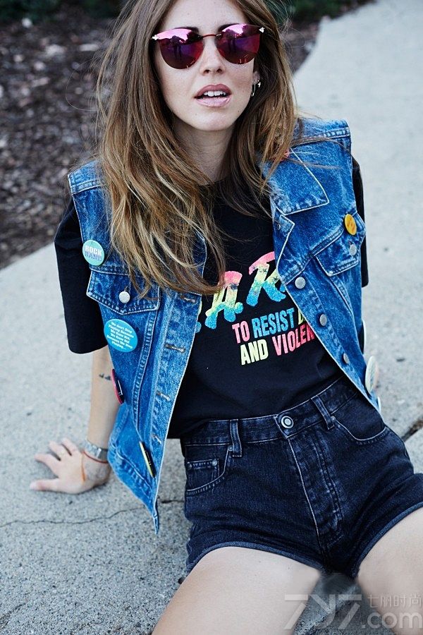 相信喜欢看街拍的MM都会对意大利博主Chiara
    Ferragni比较熟悉，身为法学系专业却对穿衣搭配颇有心得，而且无论是面孔还是高挑身材都具有很高的辨识度。嘉拉&middot;法拉格尼偏爱用甜美的色彩和硬朗的配饰营造柔中带刚的时尚造型，每一街拍套穿着显得时髦而不夸张，美艳而不风俗，绝对是欧亚通杀的穿衣模版。