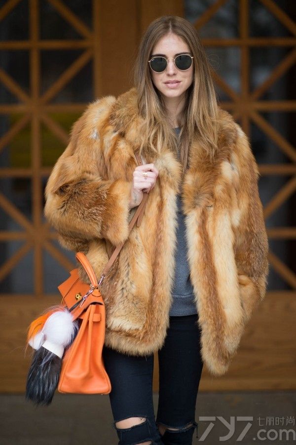 相信喜欢看街拍的MM都会对意大利博主Chiara
    Ferragni比较熟悉，身为法学系专业却对穿衣搭配颇有心得，而且无论是面孔还是高挑身材都具有很高的辨识度。嘉拉&middot;法拉格尼偏爱用甜美的色彩和硬朗的配饰营造柔中带刚的时尚造型，每一街拍套穿着显得时髦而不夸张，美艳而不风俗，绝对是欧亚通杀的穿衣模版。