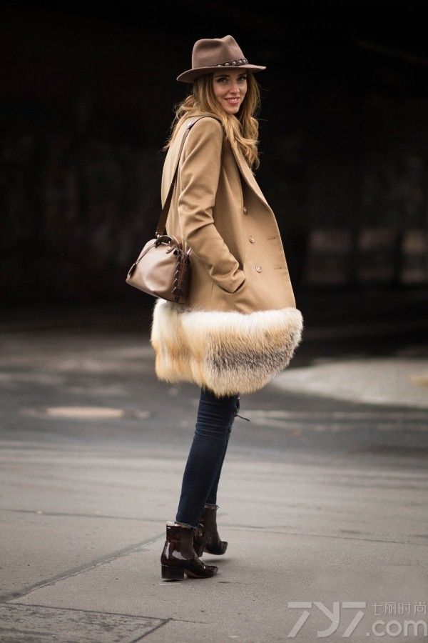 相信喜欢看街拍的MM都会对意大利博主Chiara
    Ferragni比较熟悉，身为法学系专业却对穿衣搭配颇有心得，而且无论是面孔还是高挑身材都具有很高的辨识度。嘉拉&middot;法拉格尼偏爱用甜美的色彩和硬朗的配饰营造柔中带刚的时尚造型，每一街拍套穿着显得时髦而不夸张，美艳而不风俗，绝对是欧亚通杀的穿衣模版。