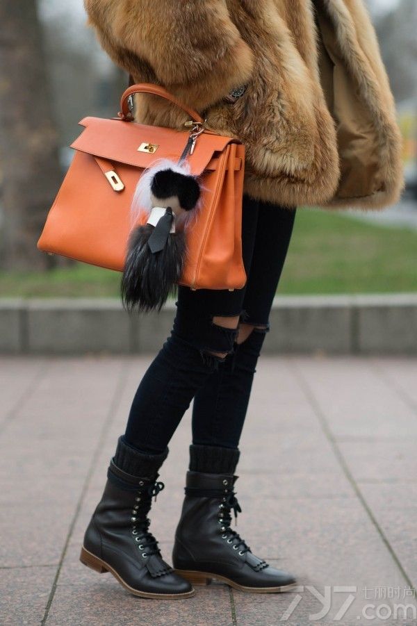 相信喜欢看街拍的MM都会对意大利博主Chiara
    Ferragni比较熟悉，身为法学系专业却对穿衣搭配颇有心得，而且无论是面孔还是高挑身材都具有很高的辨识度。嘉拉&middot;法拉格尼偏爱用甜美的色彩和硬朗的配饰营造柔中带刚的时尚造型，每一街拍套穿着显得时髦而不夸张，美艳而不风俗，绝对是欧亚通杀的穿衣模版。