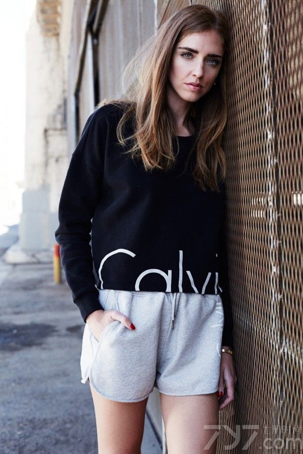 相信喜欢看街拍的MM都会对意大利博主Chiara
    Ferragni比较熟悉，身为法学系专业却对穿衣搭配颇有心得，而且无论是面孔还是高挑身材都具有很高的辨识度。嘉拉&middot;法拉格尼偏爱用甜美的色彩和硬朗的配饰营造柔中带刚的时尚造型，每一街拍套穿着显得时髦而不夸张，美艳而不风俗，绝对是欧亚通杀的穿衣模版。