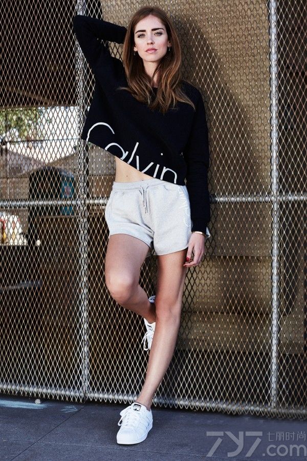 相信喜欢看街拍的MM都会对意大利博主Chiara
    Ferragni比较熟悉，身为法学系专业却对穿衣搭配颇有心得，而且无论是面孔还是高挑身材都具有很高的辨识度。嘉拉&middot;法拉格尼偏爱用甜美的色彩和硬朗的配饰营造柔中带刚的时尚造型，每一街拍套穿着显得时髦而不夸张，美艳而不风俗，绝对是欧亚通杀的穿衣模版。